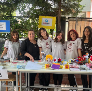 Okulumuz ve Lösemili Çocuklar Sağlık ve Eğitim Vakfı (LÖSEV) işbirliği ile düzenlenen bağış kermesimiz